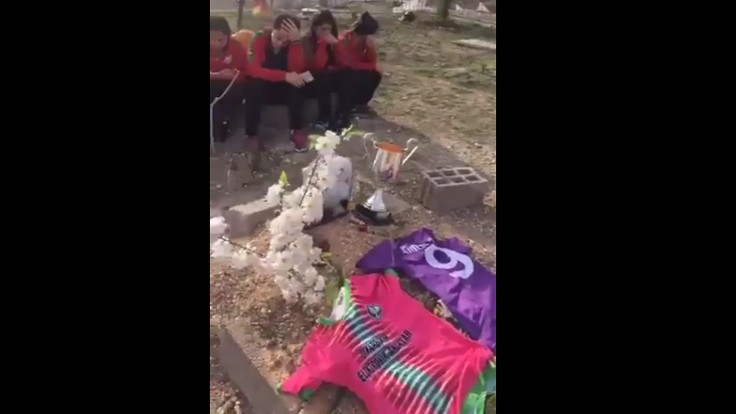Amedspor futbolcuları kupayı Şehmus Özer'in mezarına götürdü