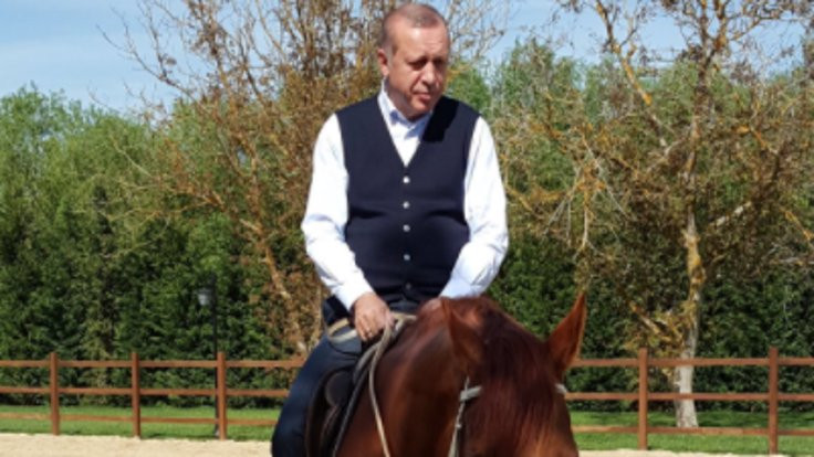Varank'tan atlı Erdoğan fotoğrafı