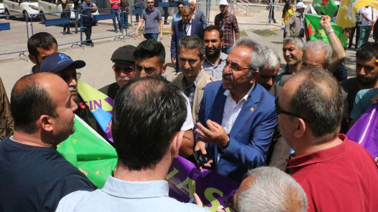 HDP'li Yıldırım'dan polise: Engellediğiniz pankartta ne yazıyor?