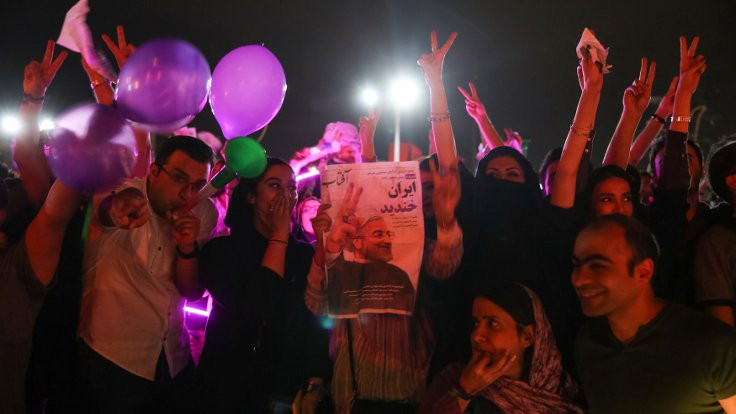Ruhani'nin zaferi sonrası renkli kutlama