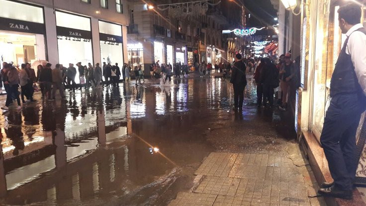 'İstiklal Caddesi sel oldu gitti'