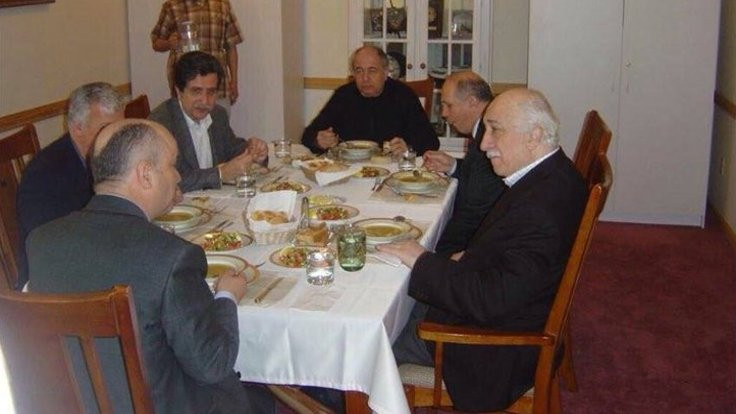Burhan Kuzu, Gülen'le fotoğrafa kızdı!