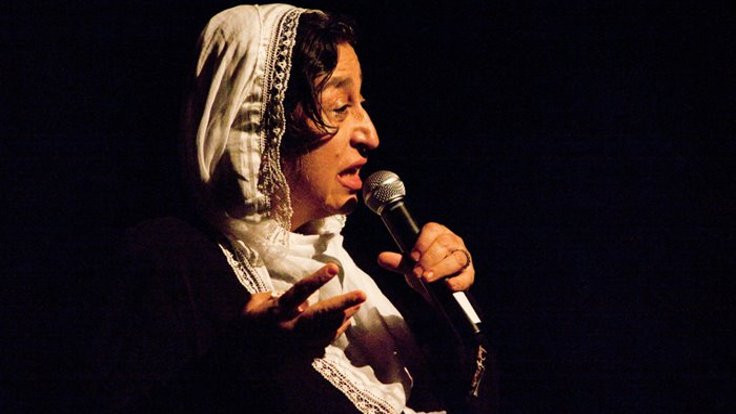 Sennur Sezer: Karanfil kokusunu meydanlarda dolaştıran şair!