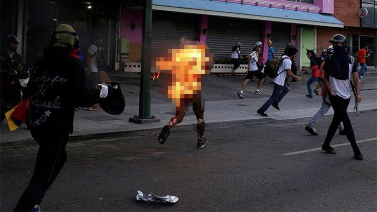 Venezuela’da protestocuların yaktığı gencin görüntüleri yayınlandı