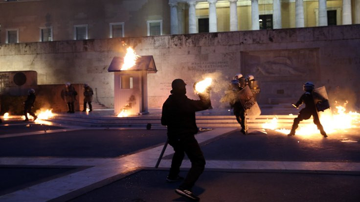 Yunanistan'da halk meclise yürüdü