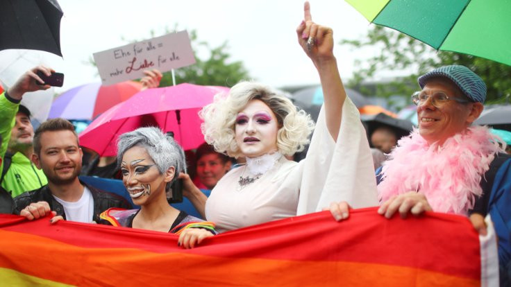 Almanya'da eşcinsel evliliğe onay