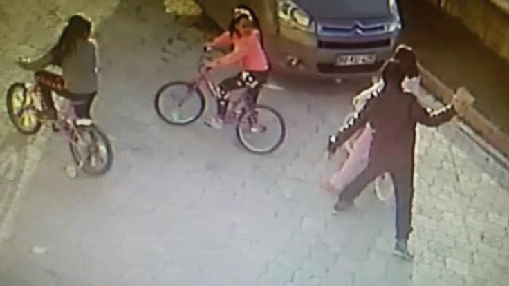 Bisiklete binen kız çocuğa parke taşıyla vurdu!