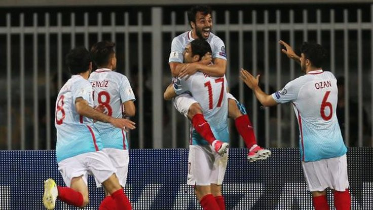 Duvar yazarları Türkiye-Kosova maçını değerlendirdi