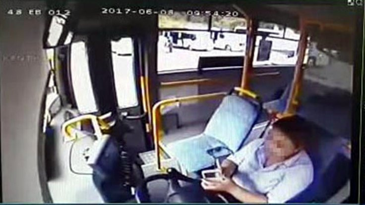 Midibüs sürücüsü, cep telefonuna bakarken yolcuyu ezdi