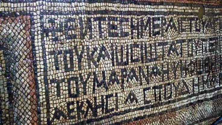 Tarlayı sürerken arkeolojik mozaik buldu