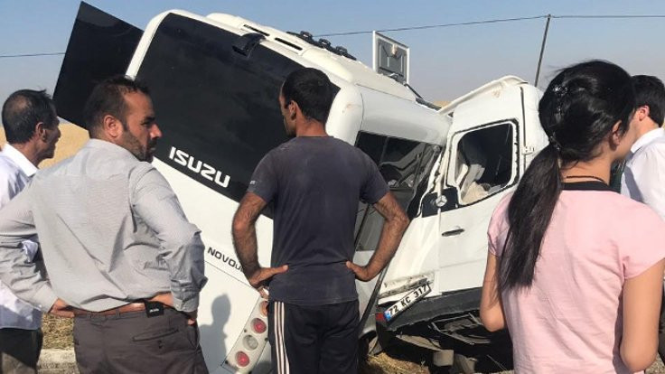 Sur'da zırhlı polis aracı ile minibüs çarpıştı