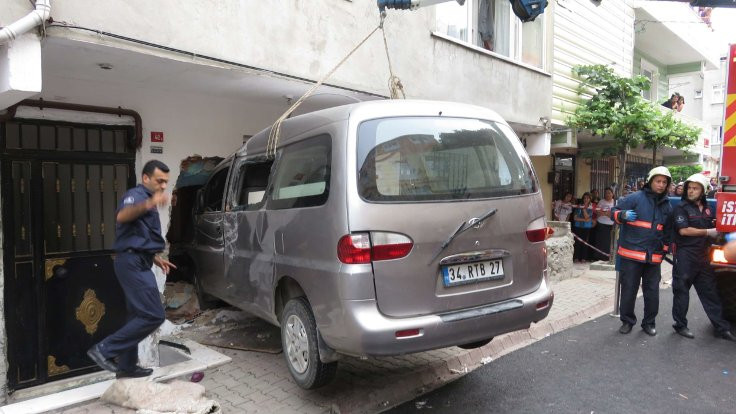İstanbul'da minibüs 2 çocuğu ezerek öldürdü
