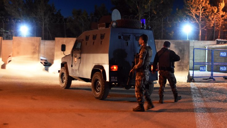 Diyarbakır ve Van'da roketli saldırı