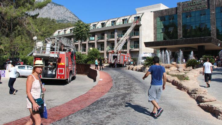 Antalya'da otel yangını: Dumandan etkilendiler
