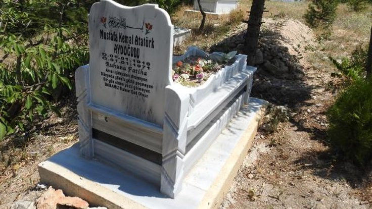 Mezartaşındaki Atatürk yazısı silindi