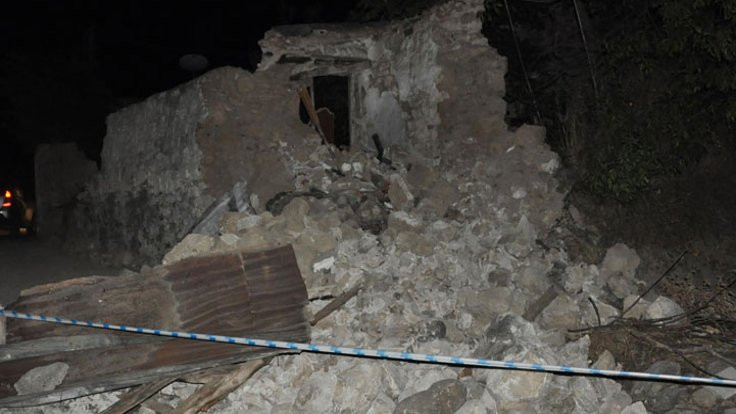 Gökova depremi: Datça'da taş bina çöktü