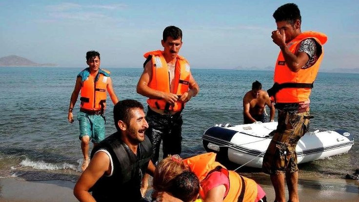 Göçmenleri taşıyan bot battı