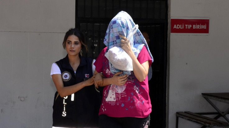 Adana'da 'Hero' tişörtü giyen gençler serbest
