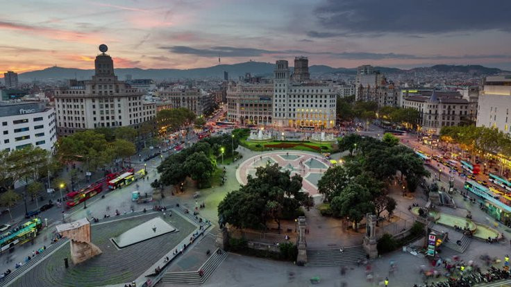 Adını hak eden meydan: Plaça de Catalunya
