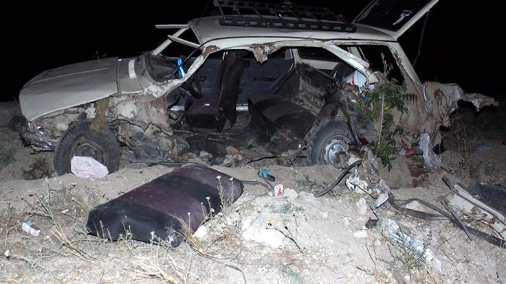 11 kişi taşıyan otomobil kaza yaptı: 4 ölü