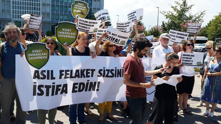İstanbul Büyükşehir önünde sel protestosu