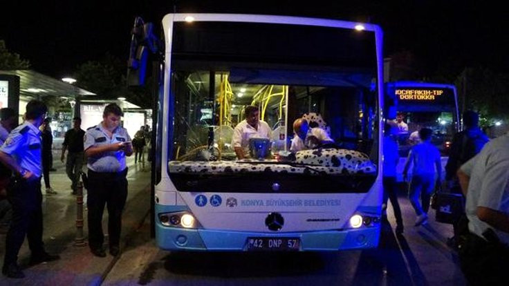 Belediye otobüsü yolculara çarptı