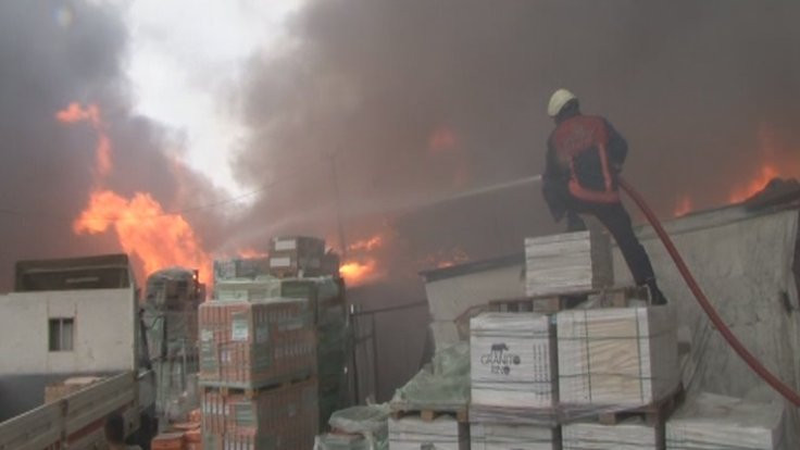 İstanbul'da yapı markette yangın