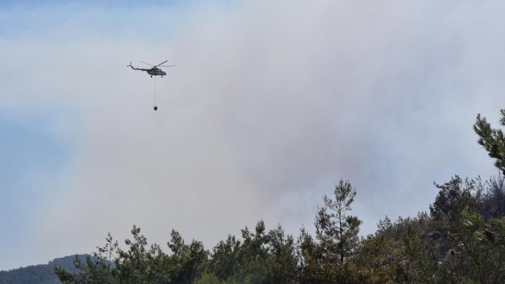 İzmir'de yangın helikopteri suya indi