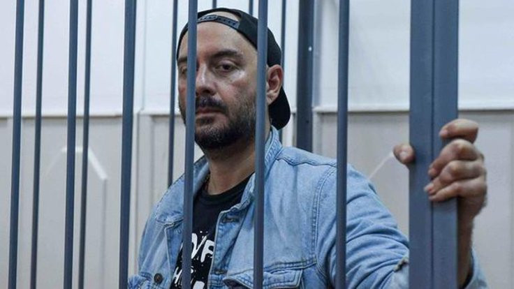 Yönetmen Kirill Serebrennikov kafes içinde mahkemeye çıkarıldı