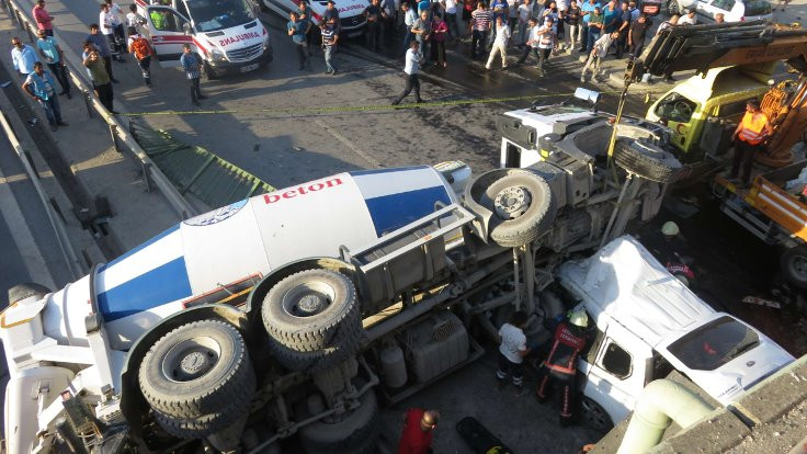 Kadıköy'de beton mikseri aracın üstüne uçtu