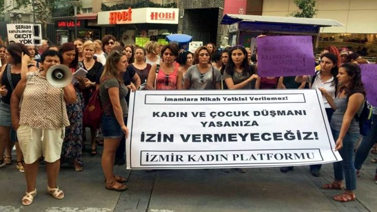 İzmir’de kadınlar 'müftülük yasasını' protesto etti