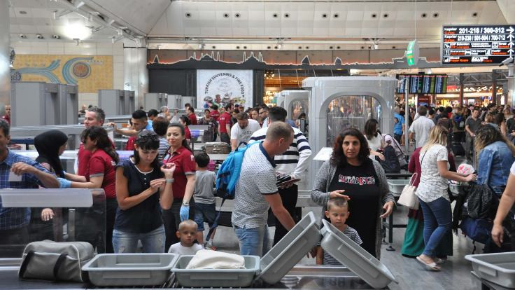 Atatürk Havalimanında yoğunluk: Transit salonda adım atacak yer yok