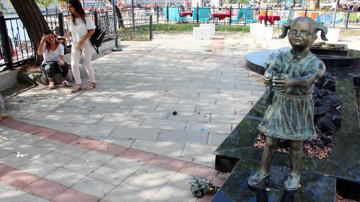 Atatürk’e çiçek veren çocuk heykeline saldırı