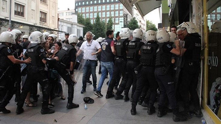 Polis Kadıköy'deki Gülmen ve Özakça'ya destek eylemini dağıttı