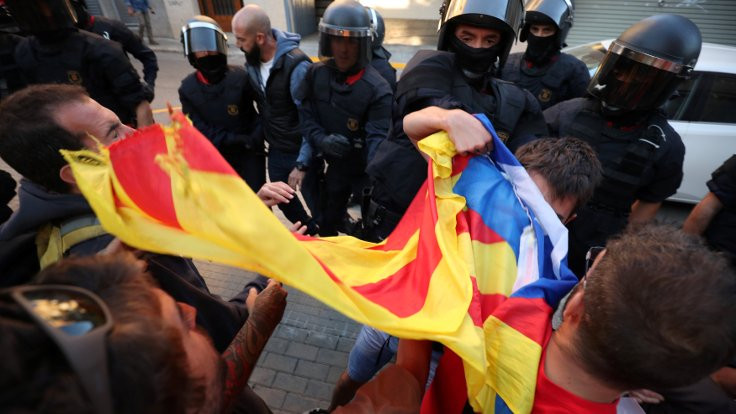 Katalan bakanlıklara referandum baskını