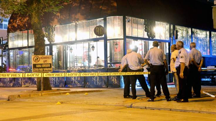 Restoranda silahlar ateşlendi: 1 ölü