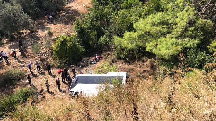 Antalya'da tur midibüsü şarampole devrildi: 4 kişi yaşamını yitirdi