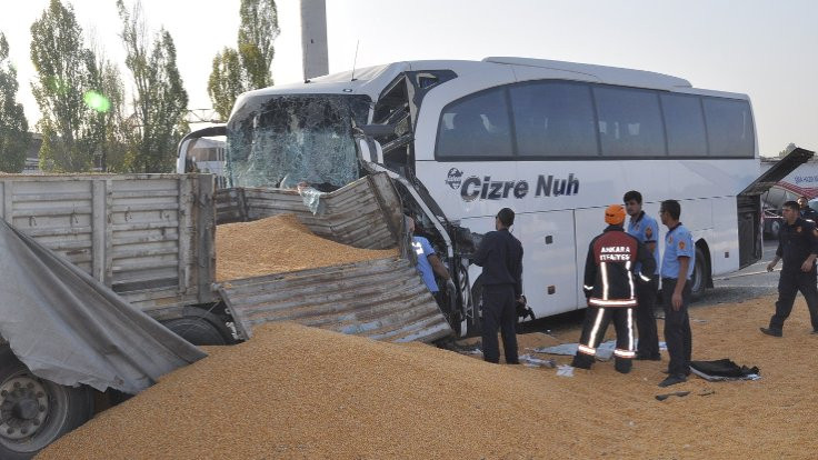 Otobüs TIR'a çarptı, 3 kişi yaşamını yitirdi