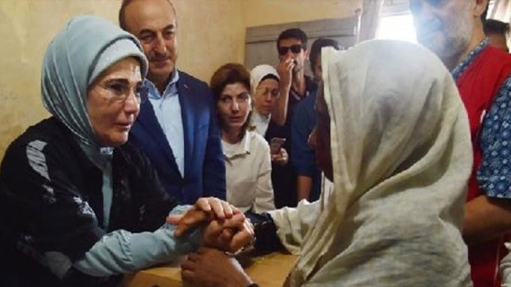 Emine Erdoğan, Arakanlı mültecilere yardım dağıttı