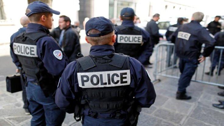 Paris'te bıçaklı saldırı girişimi