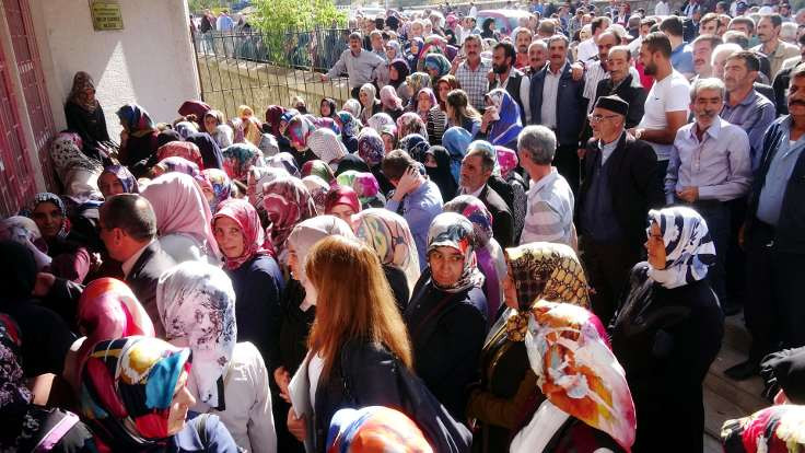 Erzurum'da işsizlerin mülakat izdihamı