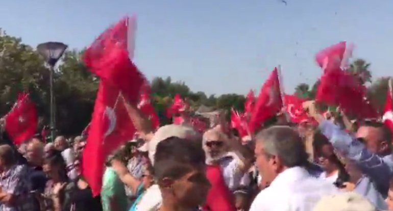 İzmir'de tören gerilimi: Vekiller araya girdi