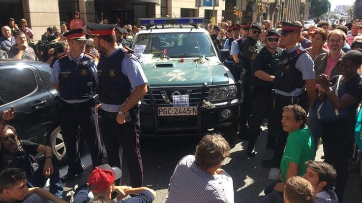 İspanyol jandarmasını, Katalan polisi korudu