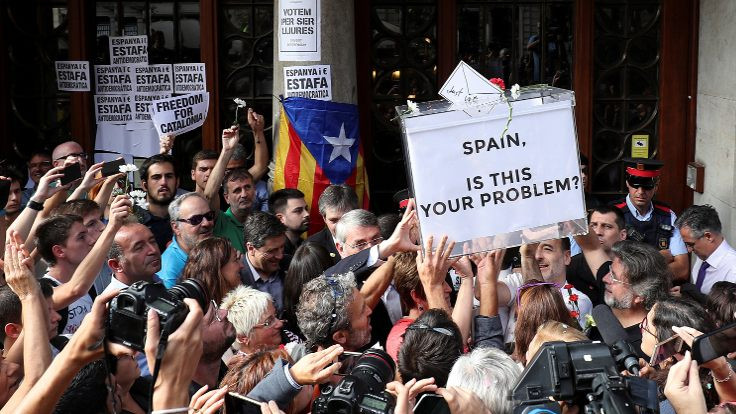 İspanya oy pusulalarına el koydu