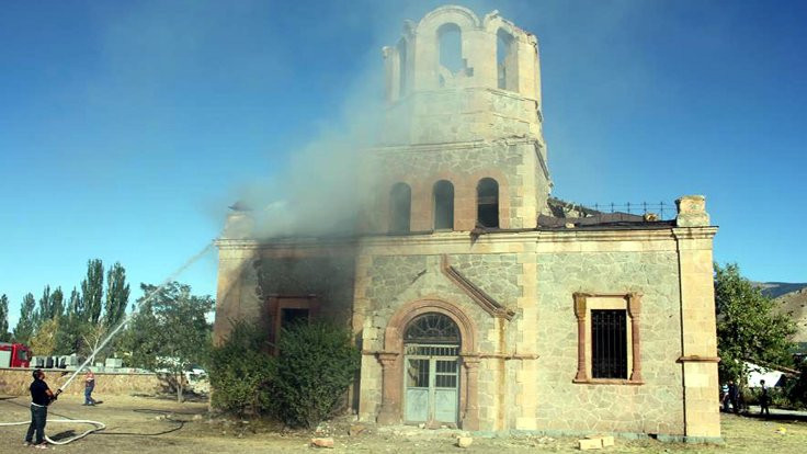 Tarihi kiliseyi yaktılar