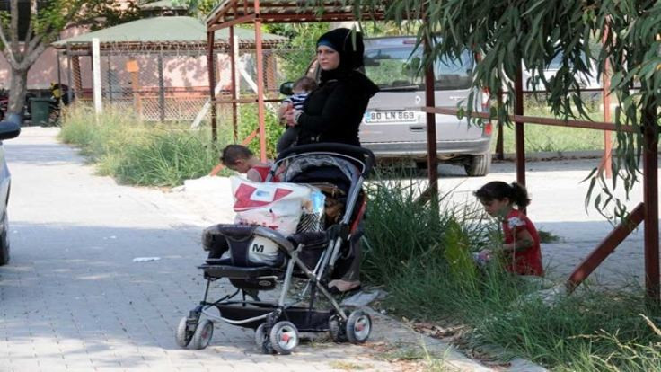 Suriyeli kadın 3 çocuğuyla sokakta kaldı!
