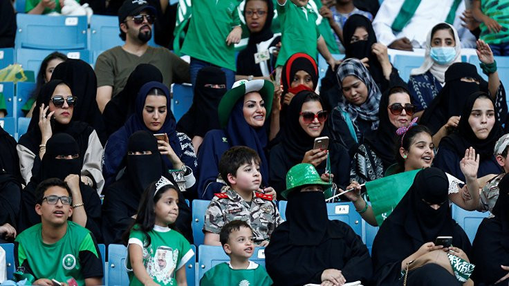 Suudi kadınlar stadyumda!