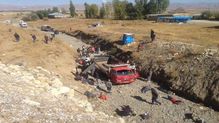 Hakkari'de kamyonet şarampole yuvarlandı: 65 yaralı
