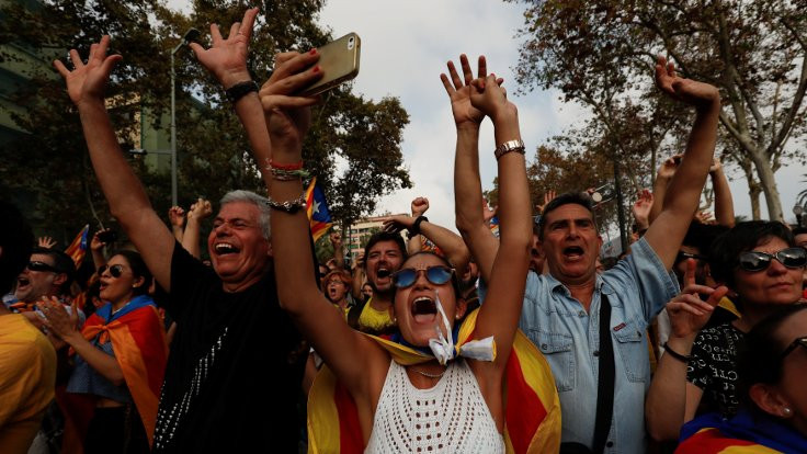İspanya Katalonya'yı resmen askıya aldı