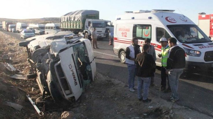 Urfa’da işçi servisi devrildi, 14 işçi yaralandı